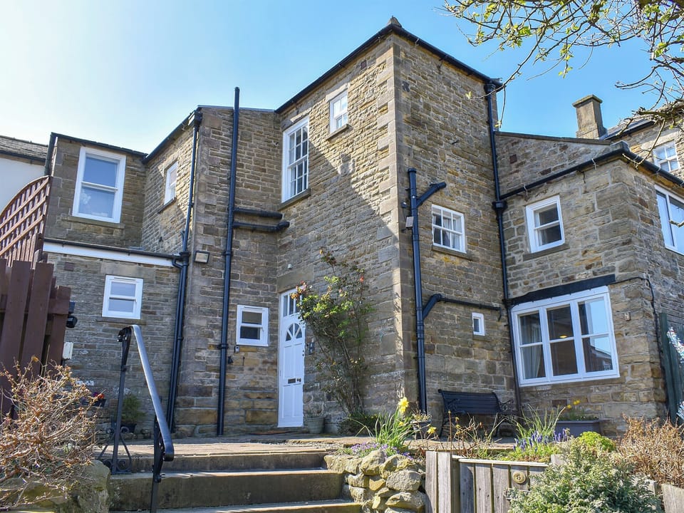 Elegant holiday home | Garden View Apartment, Sneaton, near Whitby