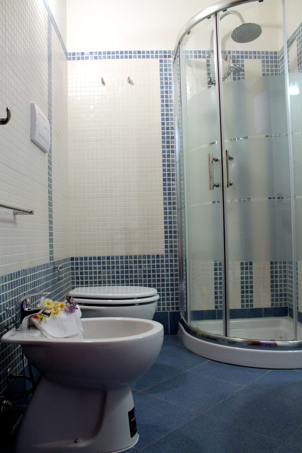 Shower, rainfall showerhead, free toiletries, hair dryer
