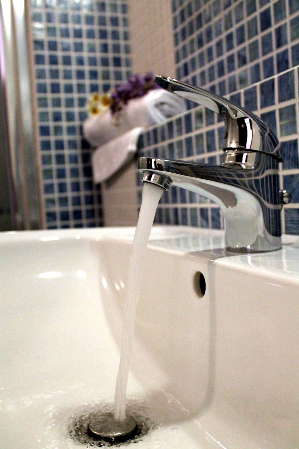 Shower, rainfall showerhead, free toiletries, hair dryer