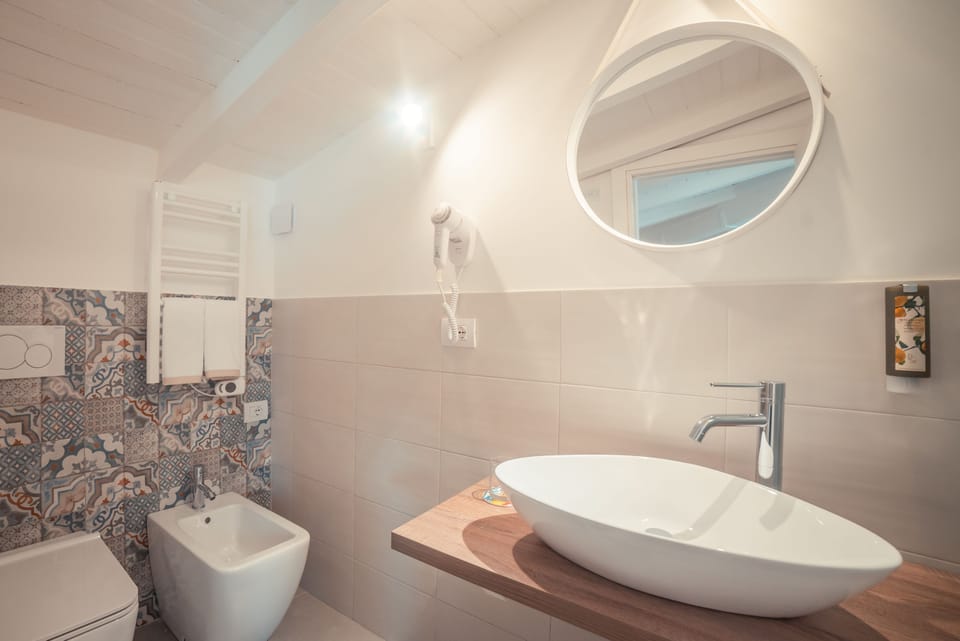 Triple Room | Bathroom | Shower, free toiletries, hair dryer, bidet