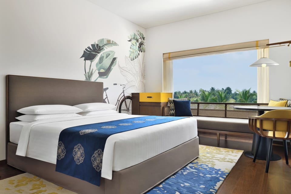 Room, 1 King Bed, Smoking | 1 bedroom, hypo-allergenic bedding, down comforters, minibar