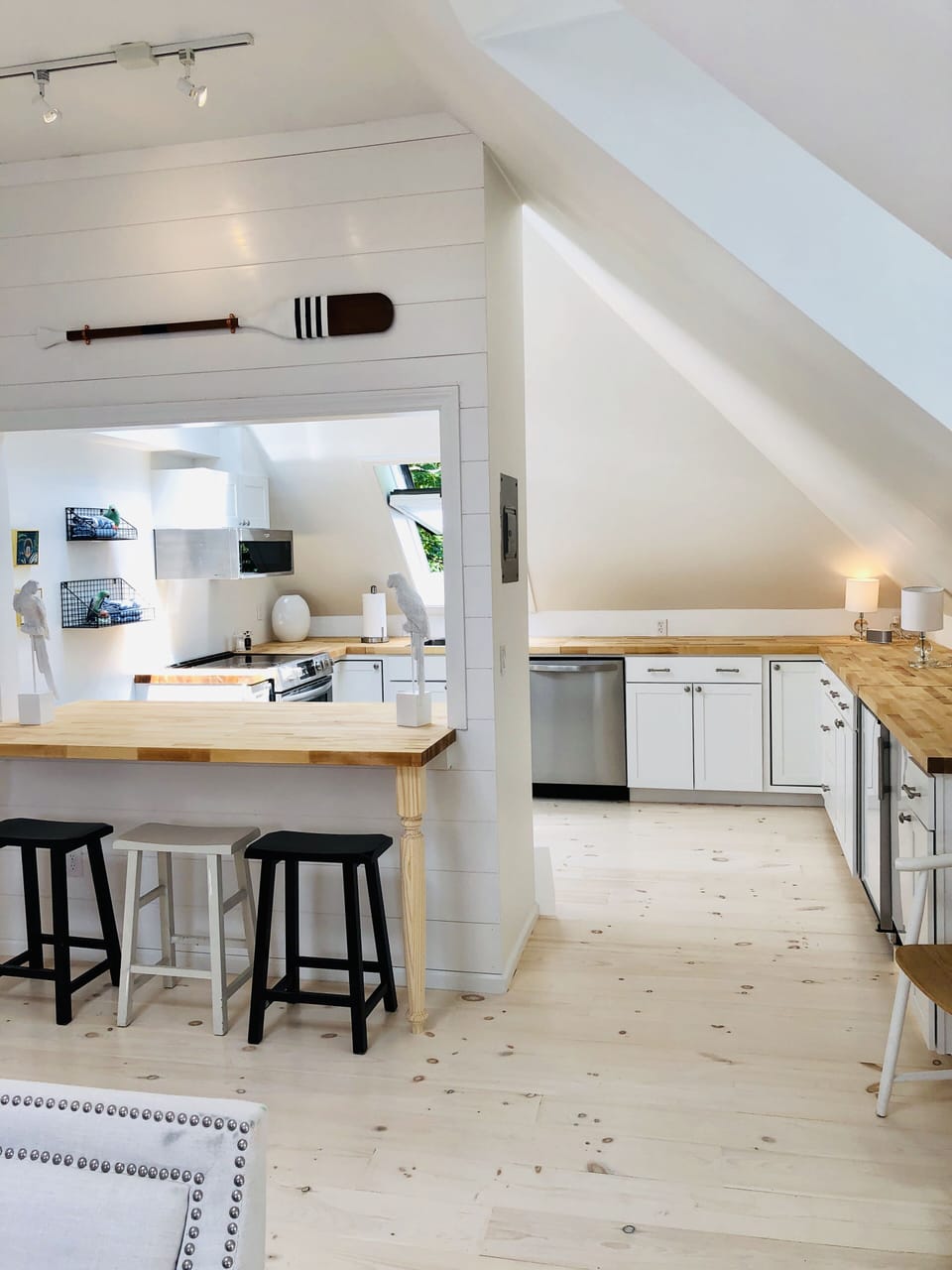 Kitchen area seats 6