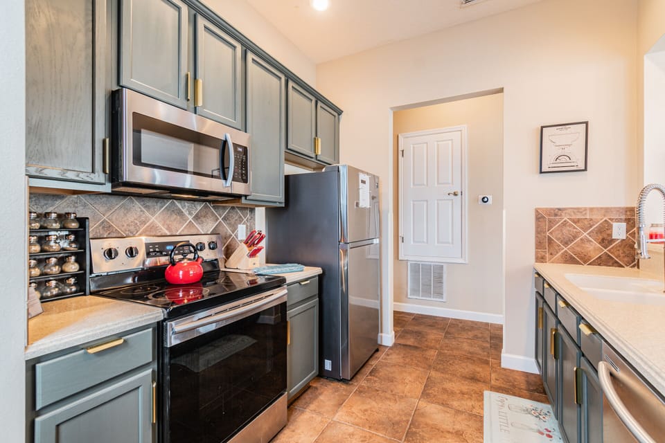 FULL COMPLIMENT KITCHEN, STAINLESS STEEL APPLIANCES, 