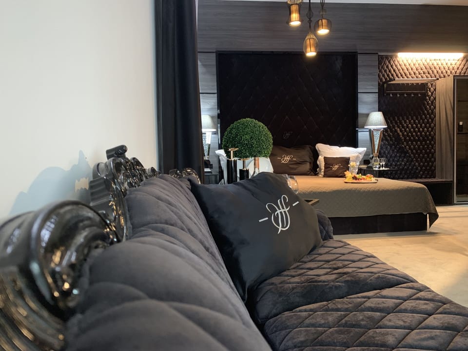 Exclusive Room | Living area | 55-inch TV with satellite channels