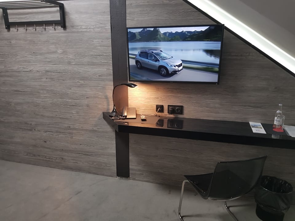 Single Room | Premium bedding, pillowtop beds, in-room safe, iron/ironing board