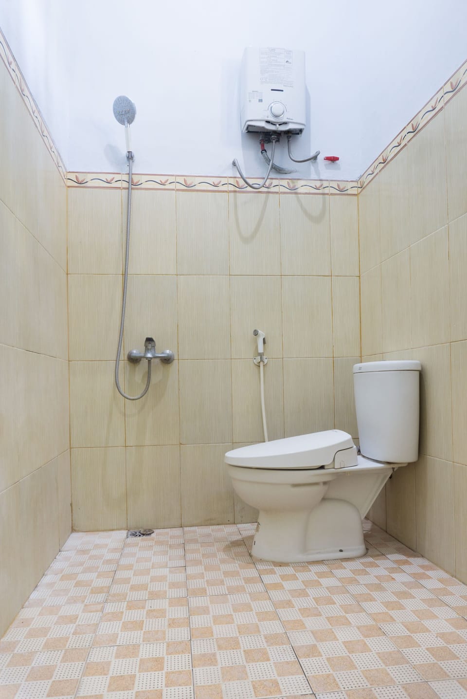 Family Suite | Bathroom | Shower, rainfall showerhead, towels