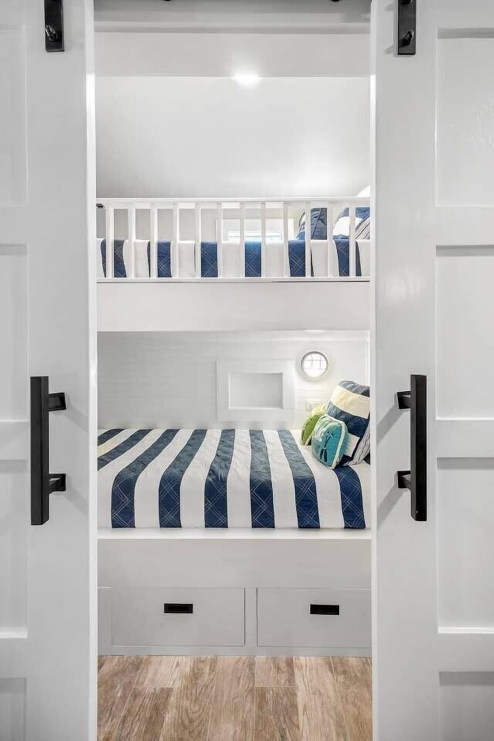 Bunk nook at the entrance of the cottage.
