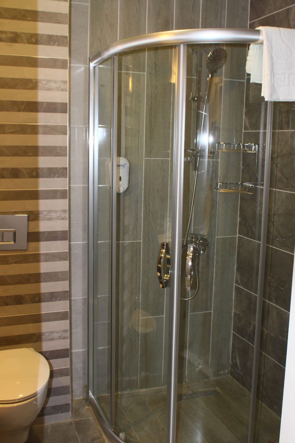 Shower, hydromassage showerhead, free toiletries, hair dryer