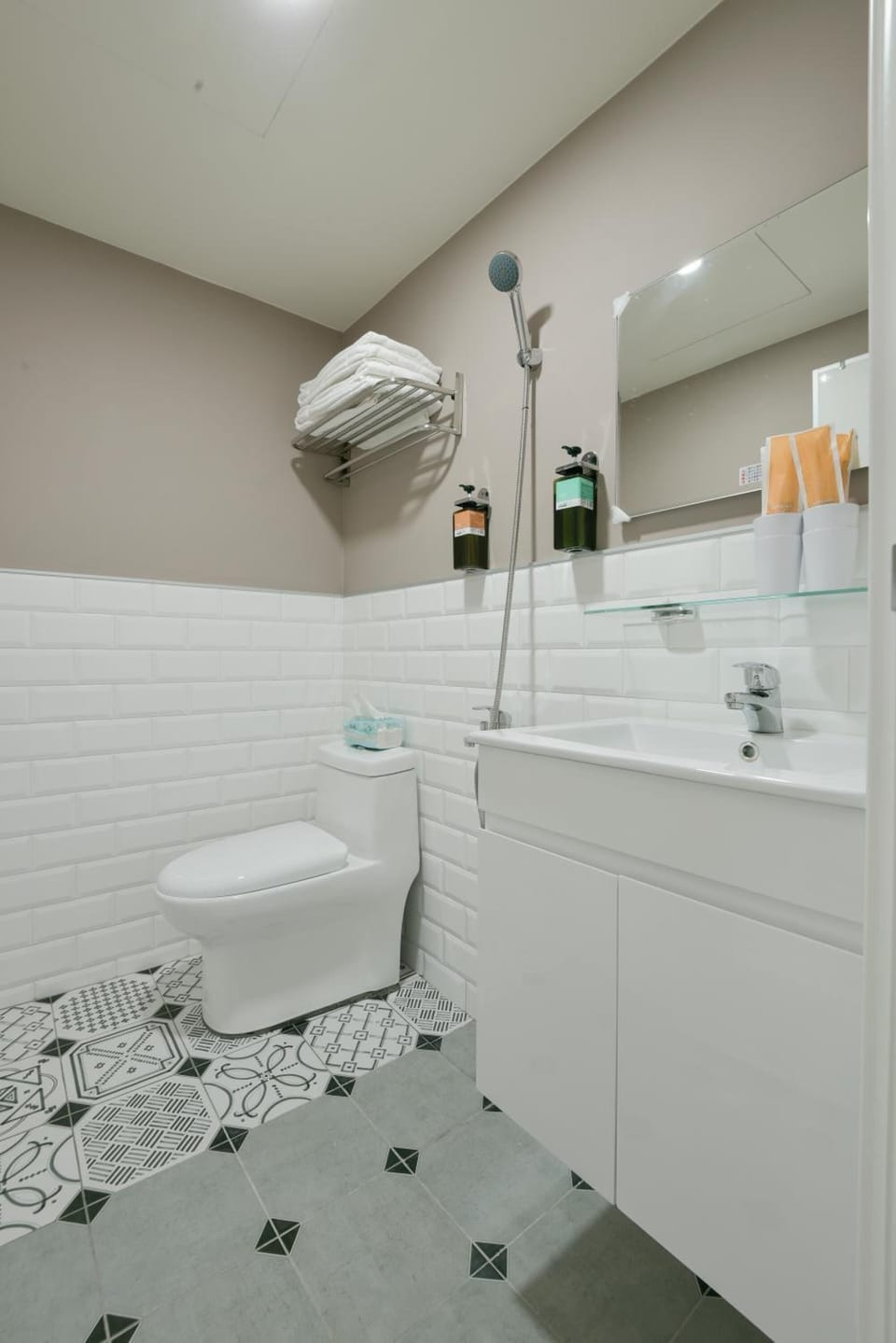 Shower, rainfall showerhead, free toiletries, hair dryer