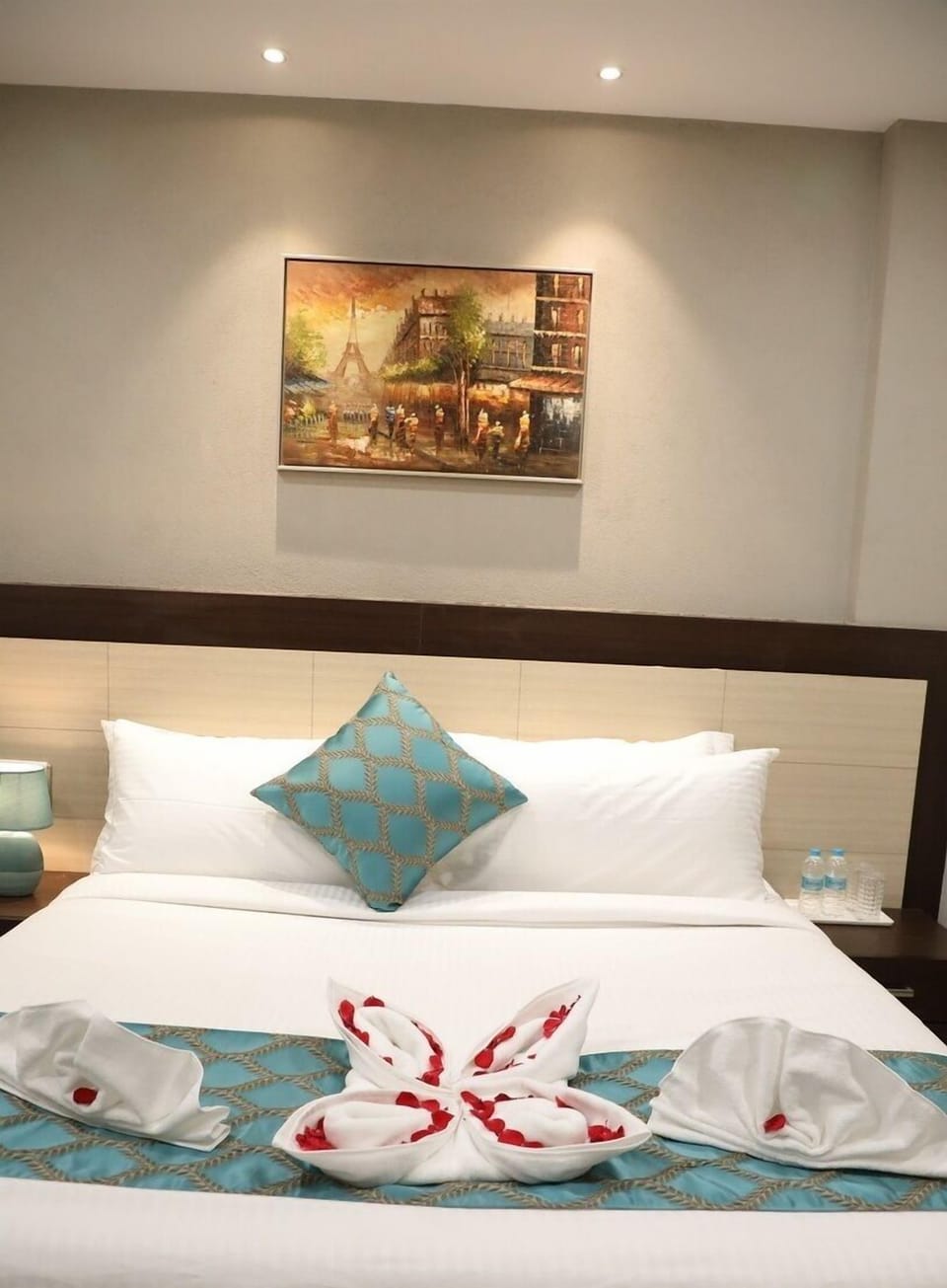 Egyptian cotton sheets, premium bedding, pillowtop beds, desk