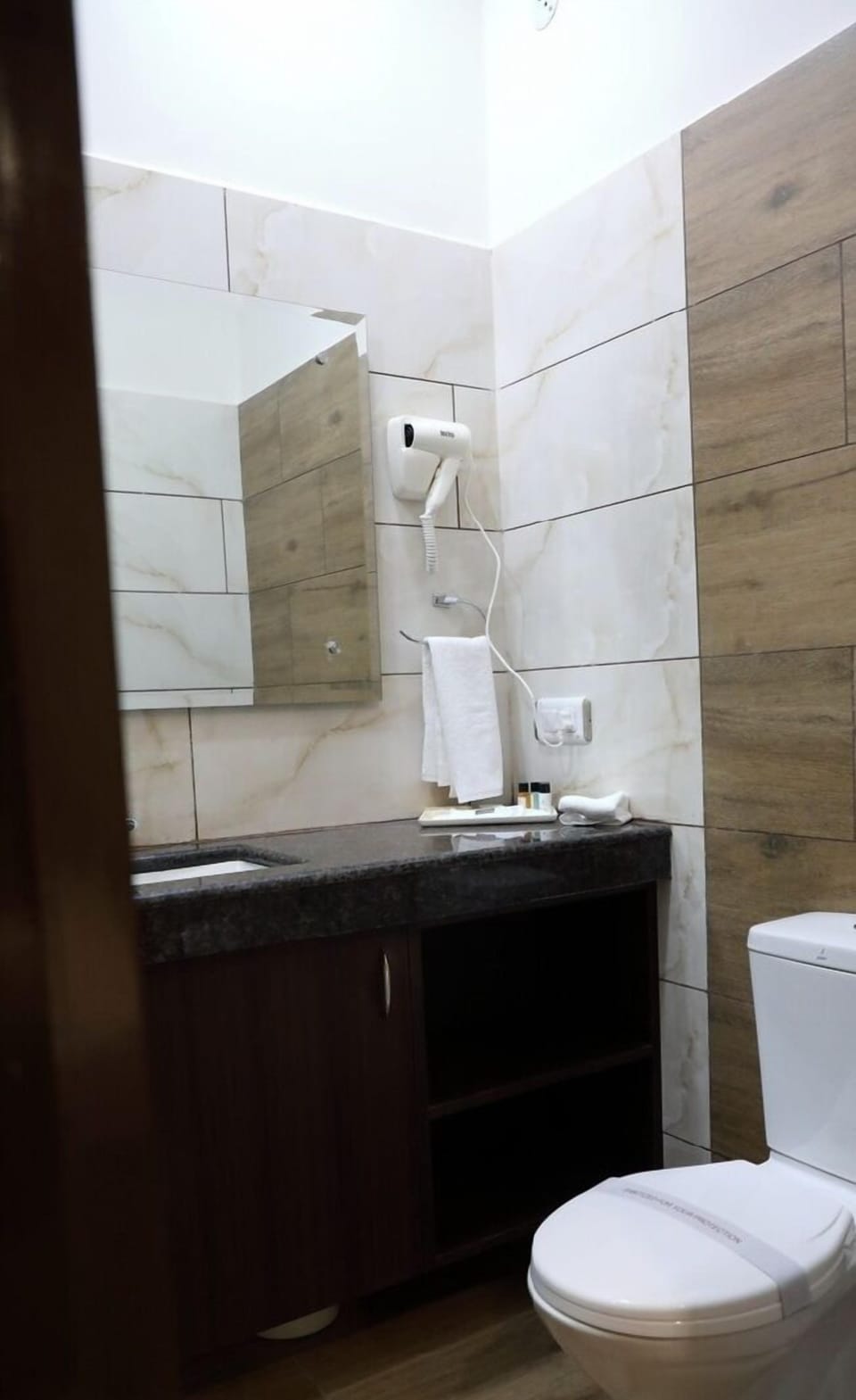 Shower, hydromassage showerhead, free toiletries, hair dryer
