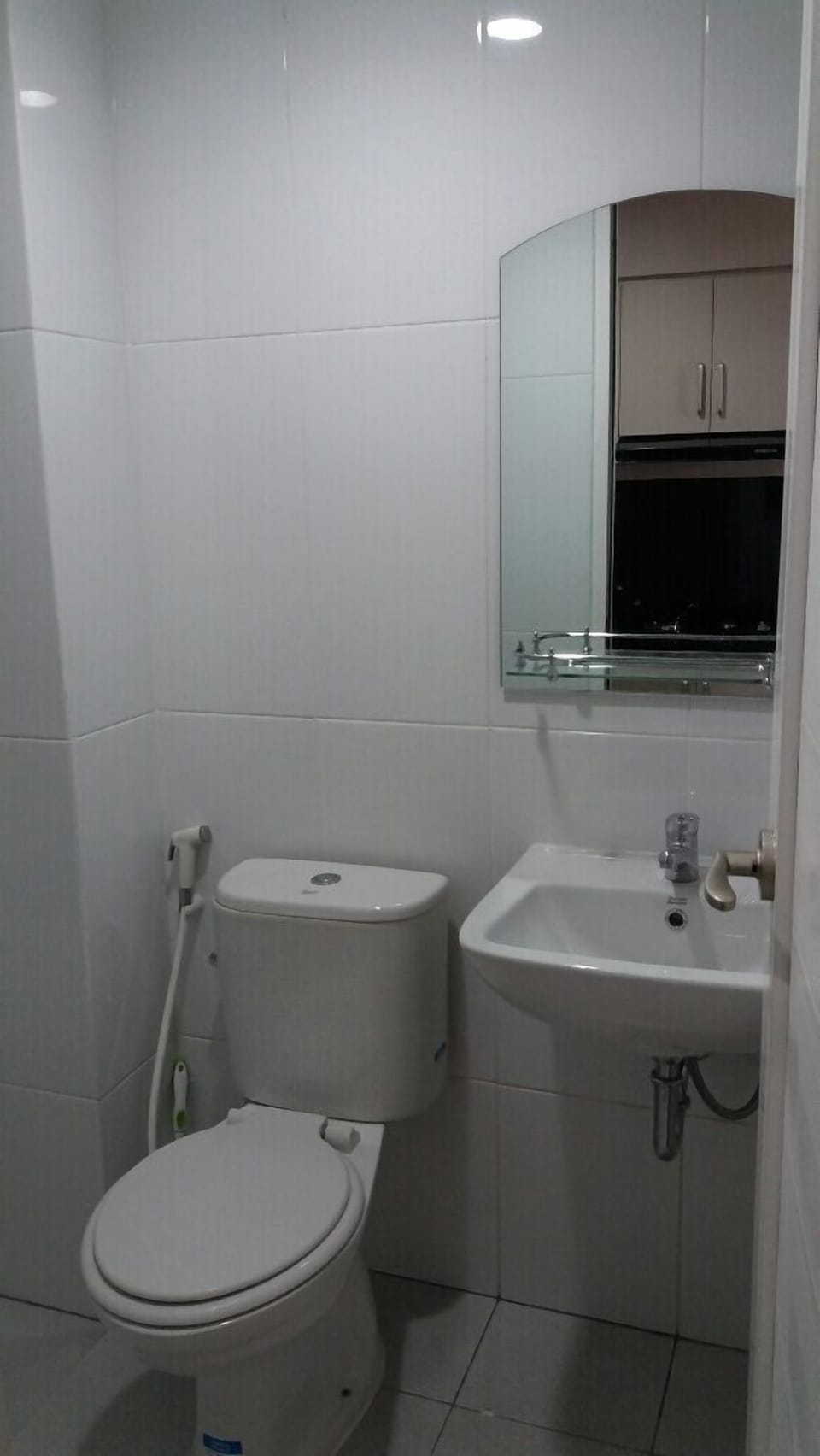 Basic Apartment | Bathroom | Shower, towels