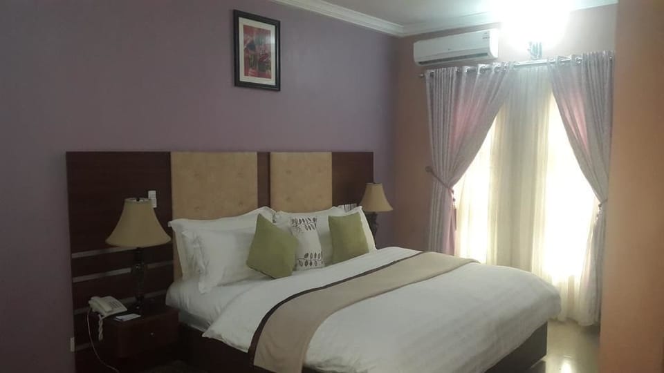 Classic Room | In-room safe, desk, laptop workspace, blackout drapes