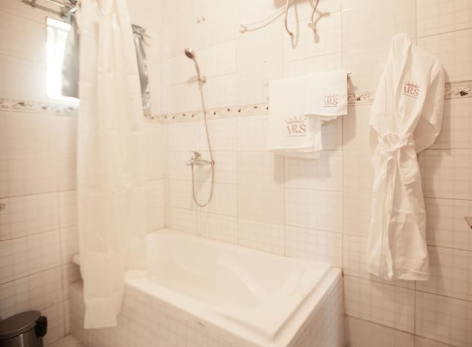 Combined shower/tub, free toiletries, towels, soap