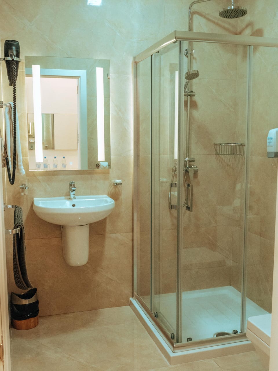 Shower, rainfall showerhead, free toiletries, towels
