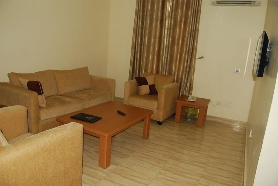 Deluxe Room | Living area | Flat-screen TV