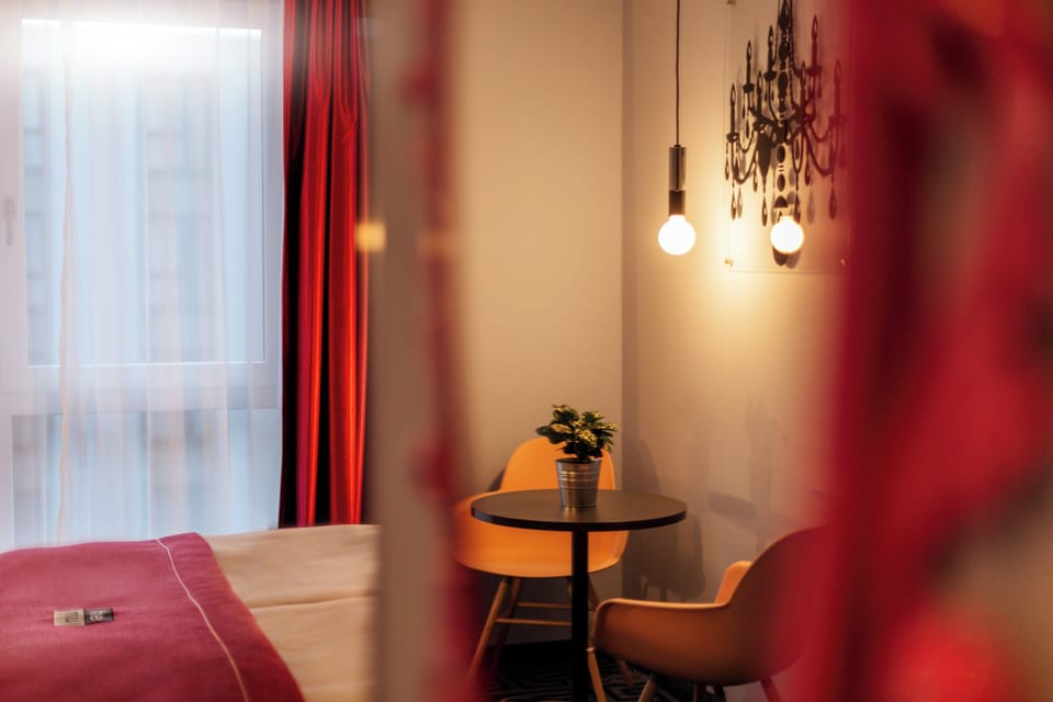 Hypo-allergenic bedding, in-room safe, soundproofing