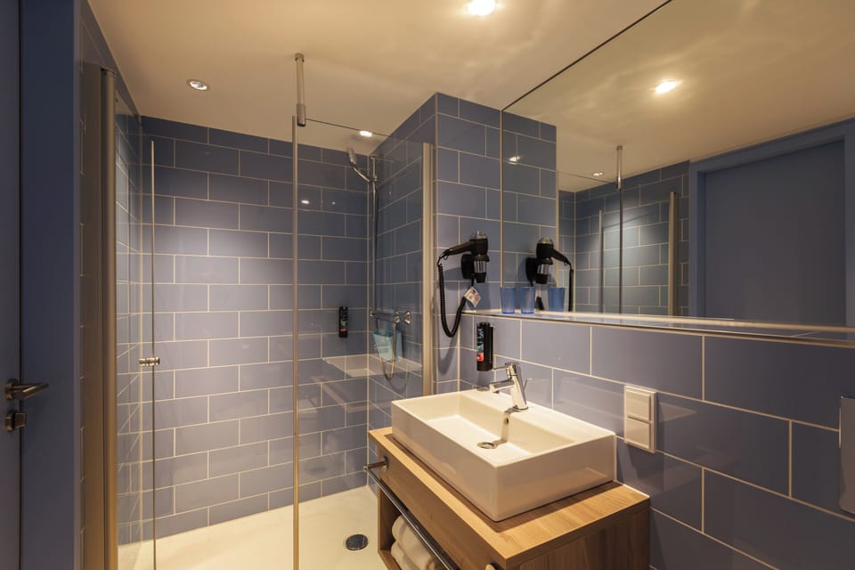 Shower, free toiletries, hair dryer, towels