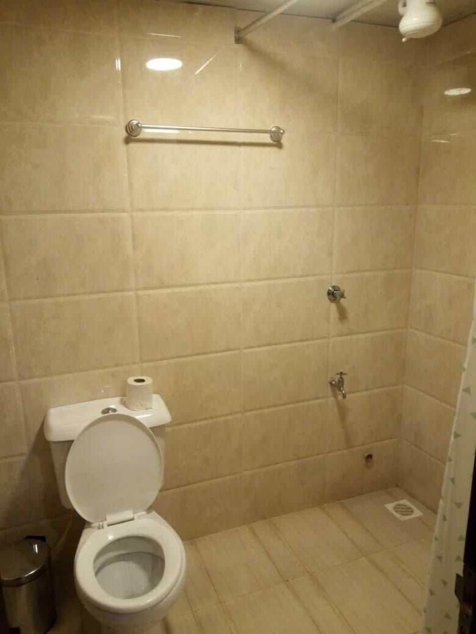Shower, rainfall showerhead, free toiletries, slippers