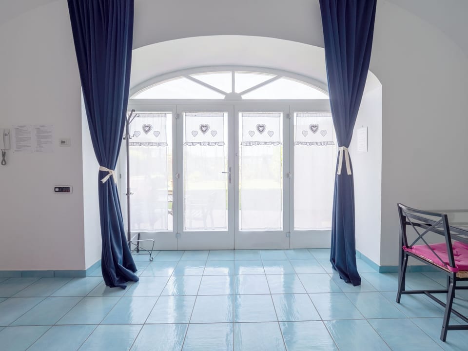Apartment, 1 Bedroom, Jetted Tub, Ground Floor (Sirentum) | Blackout drapes, soundproofing, iron/ironing board (on request)