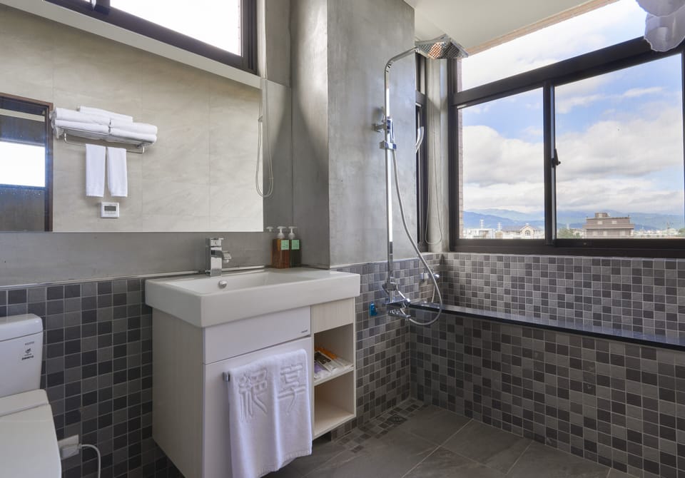 Quadruple Room | Bathroom | Free toiletries, hair dryer, slippers, electronic bidet