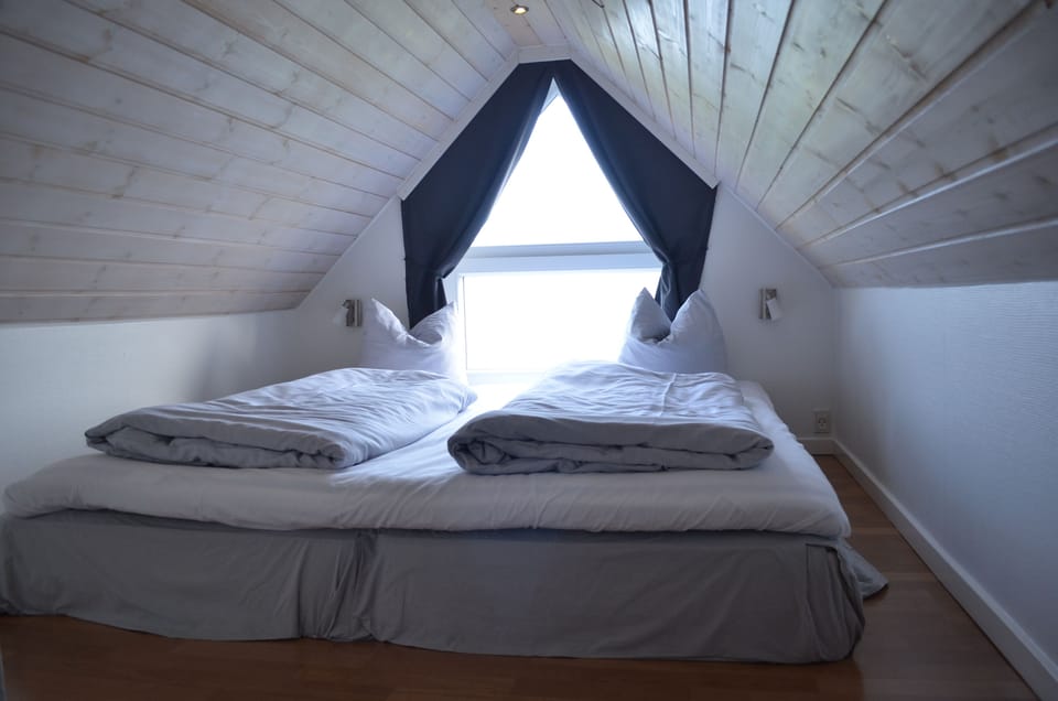 Traditional Studio (Hemsen) | Hypo-allergenic bedding, down comforters, individually decorated