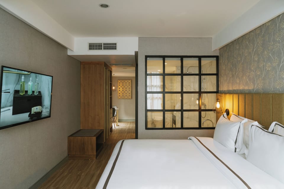 Junior Suite | Premium bedding, free minibar, in-room safe, blackout drapes