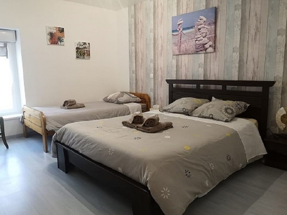 Triple Room (Zen) | Desk, free cribs/infant beds, free WiFi, bed sheets