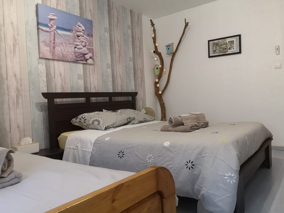 Triple Room (Zen) | Desk, free cribs/infant beds, free WiFi, bed sheets