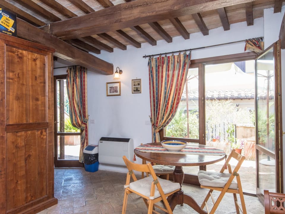 Apartment, Terrace (1 Bedroom) | Living area | Flat-screen TV, books