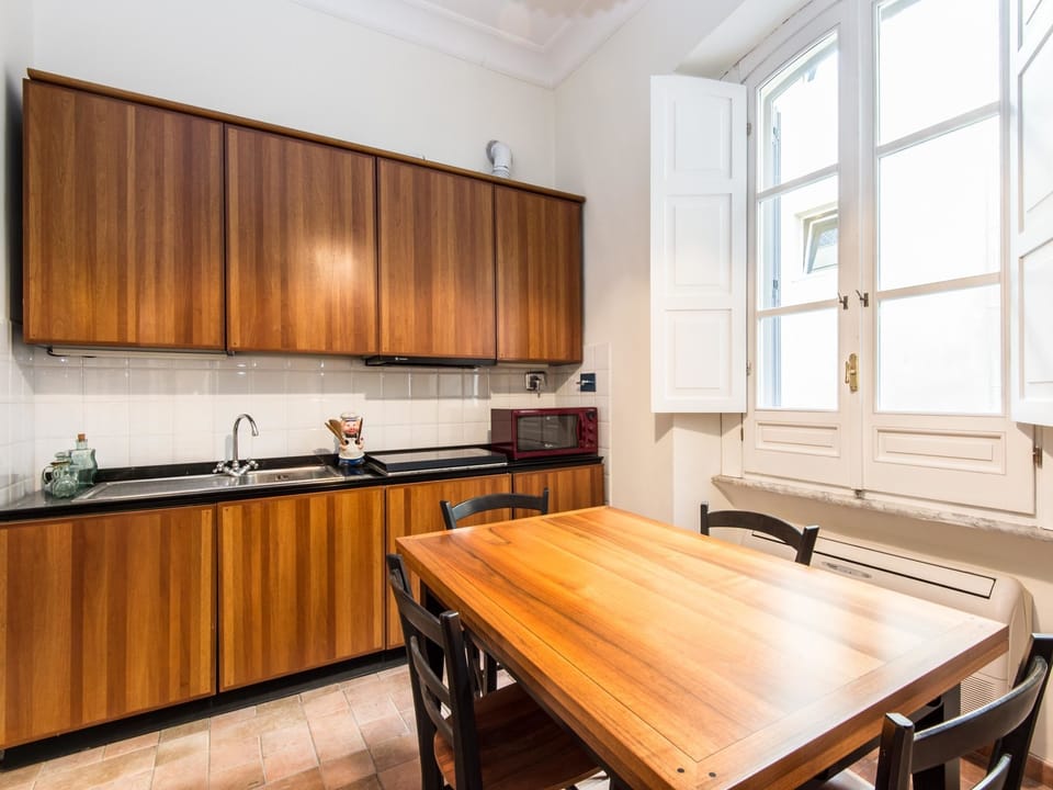Apartment (4 Bedrooms) | Private kitchen | Fridge, microwave, oven, stovetop