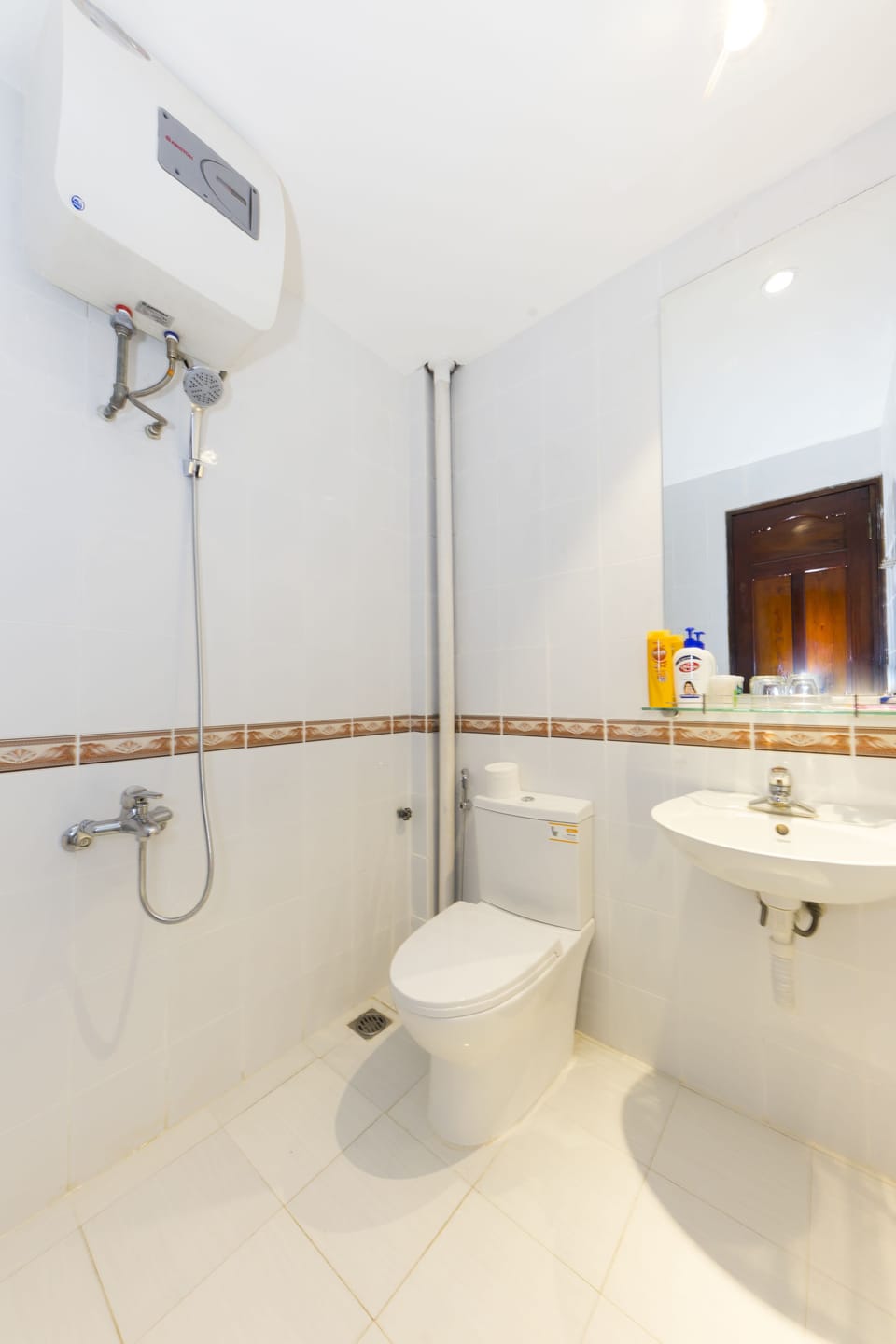 Room, Balcony | Bathroom | Shower, rainfall showerhead, free toiletries, hair dryer