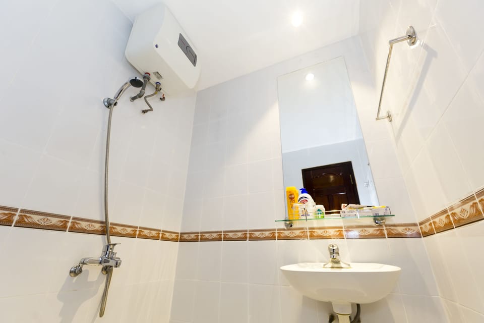 Shower, rainfall showerhead, free toiletries, hair dryer