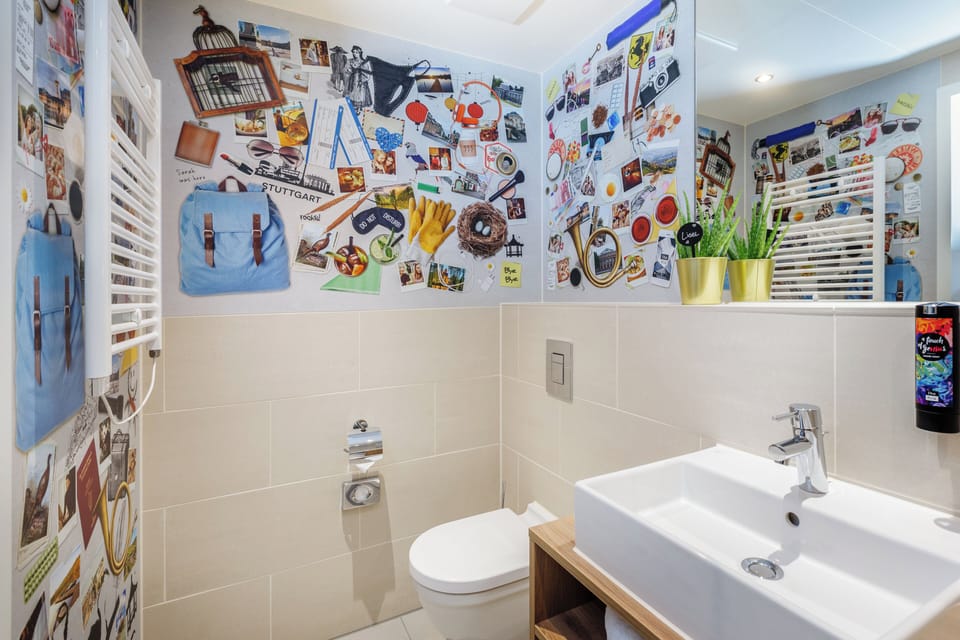 Shower, free toiletries, towels