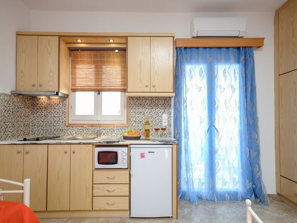 Fridge, microwave, stovetop, electric kettle
