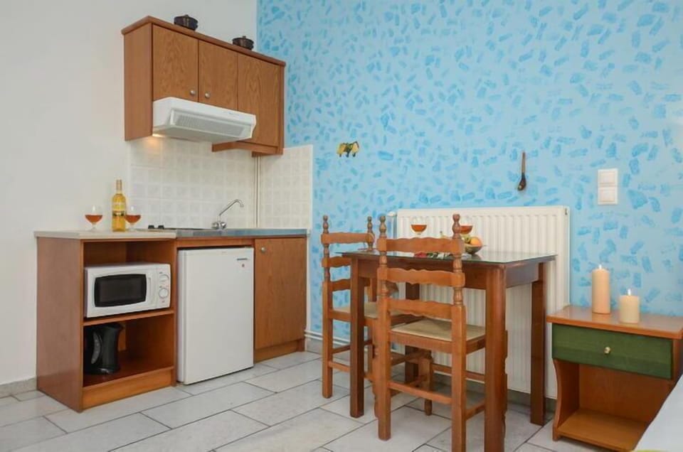 Fridge, microwave, stovetop, electric kettle