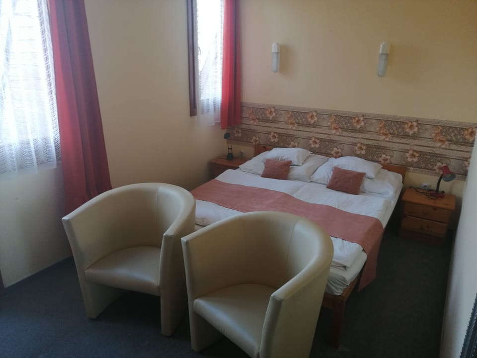 Classic Double Room | Minibar, desk, blackout drapes, soundproofing