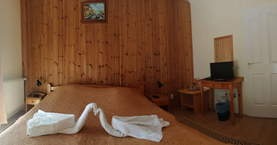 Classic Apartment | Minibar, desk, blackout drapes, soundproofing