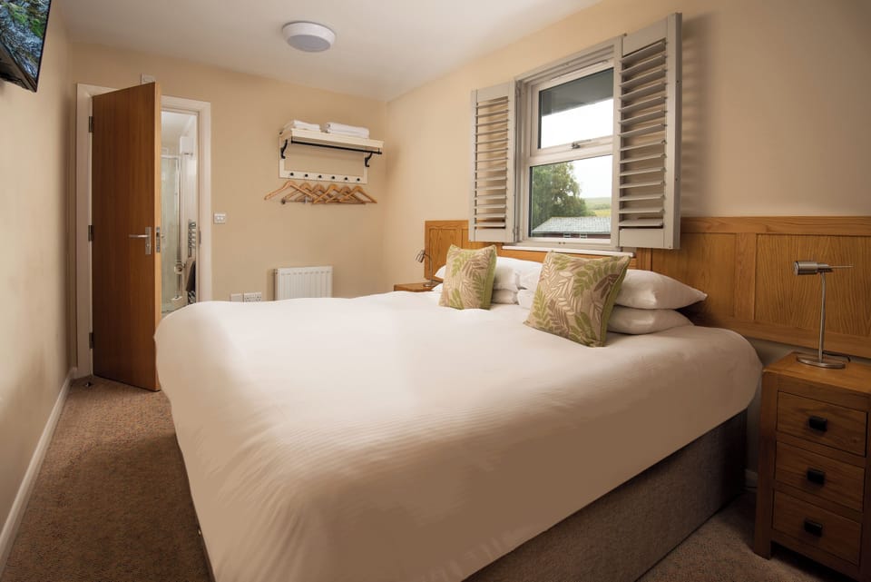 Double or Twin Room | Desk, laptop workspace, free WiFi, bed sheets