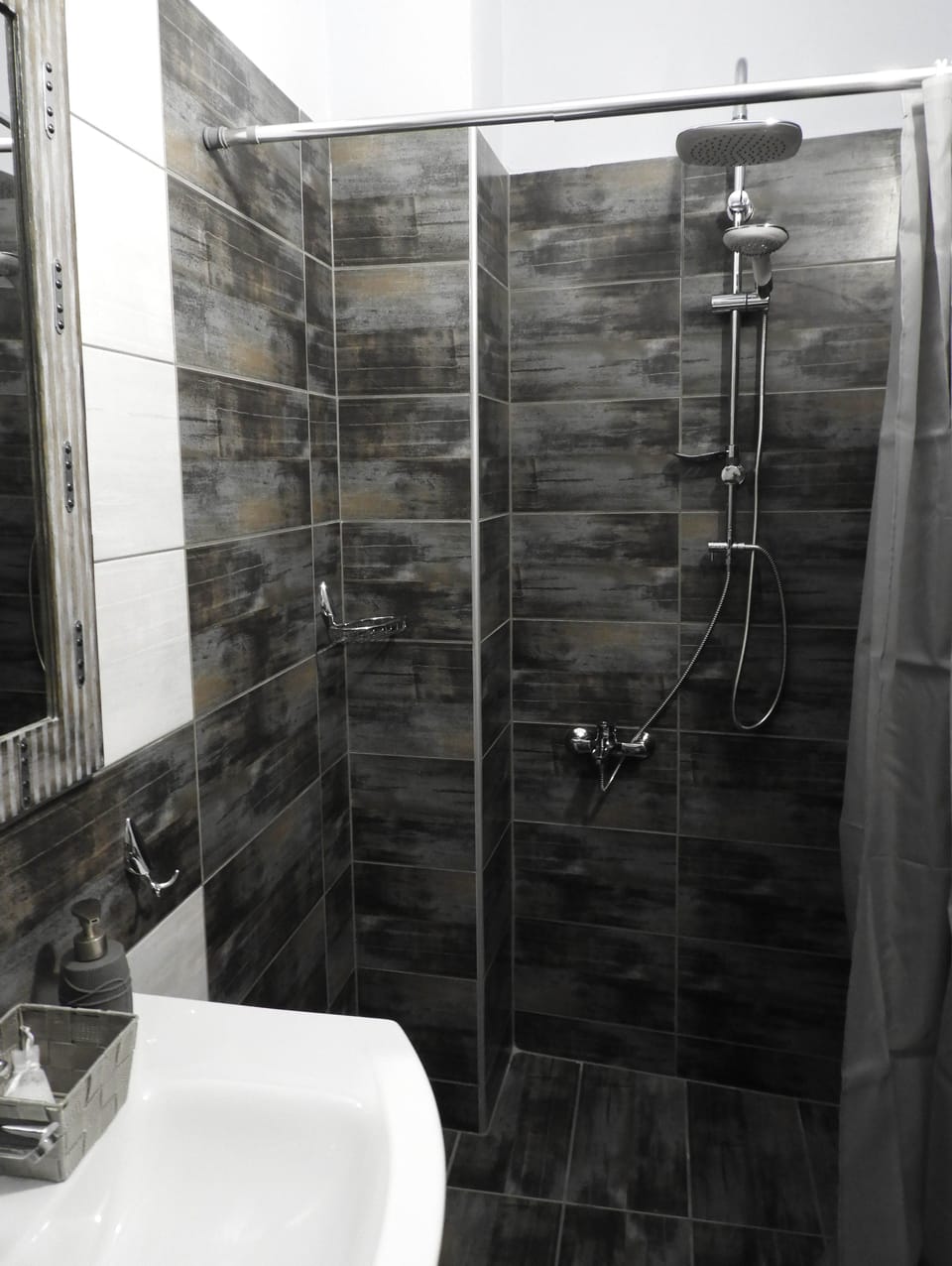 Design Duplex, 2 Bedrooms, City View, Beachside | Bathroom | Shower, rainfall showerhead, designer toiletries, hair dryer