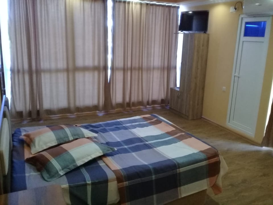 Soundproofing, free WiFi, bed sheets