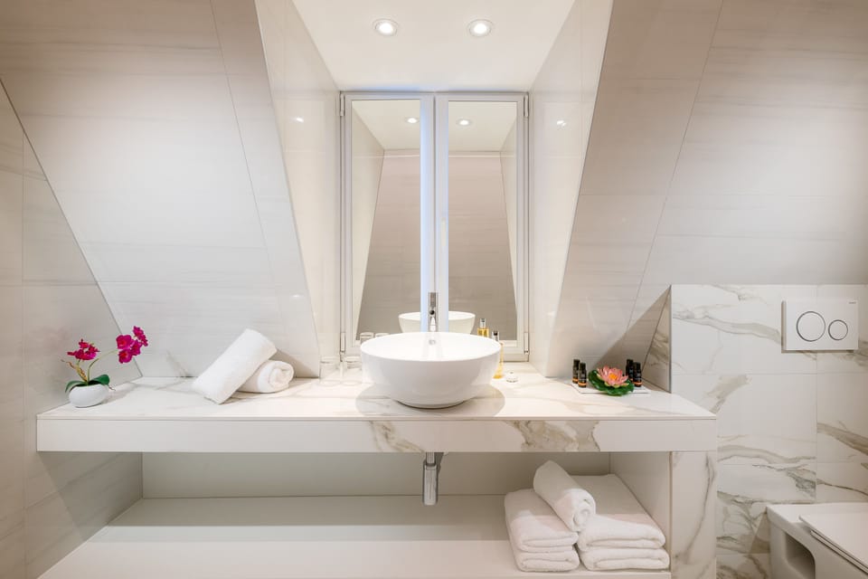 Deluxe Double or Twin Room | Bathroom | Shower, designer toiletries, hair dryer, towels