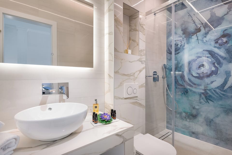 Small Double Room | Bathroom | Shower, designer toiletries, hair dryer, towels