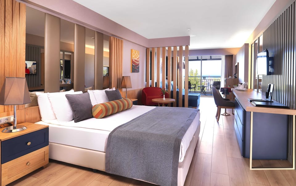 Superior Room, 1 Bedroom | Minibar, in-room safe, desk, blackout drapes