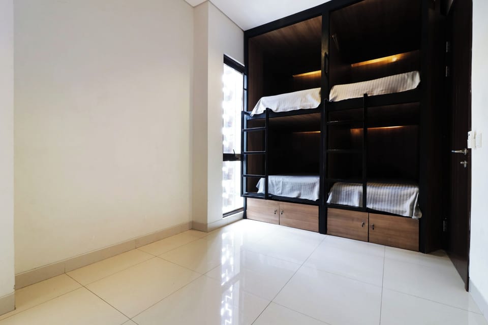 Capsule Single Bed B | Desk, free WiFi