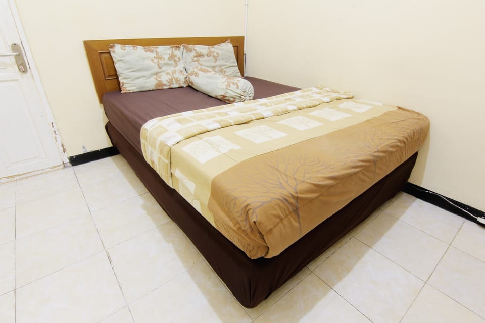Standard Room | Hypo-allergenic bedding, desk, iron/ironing board, free WiFi