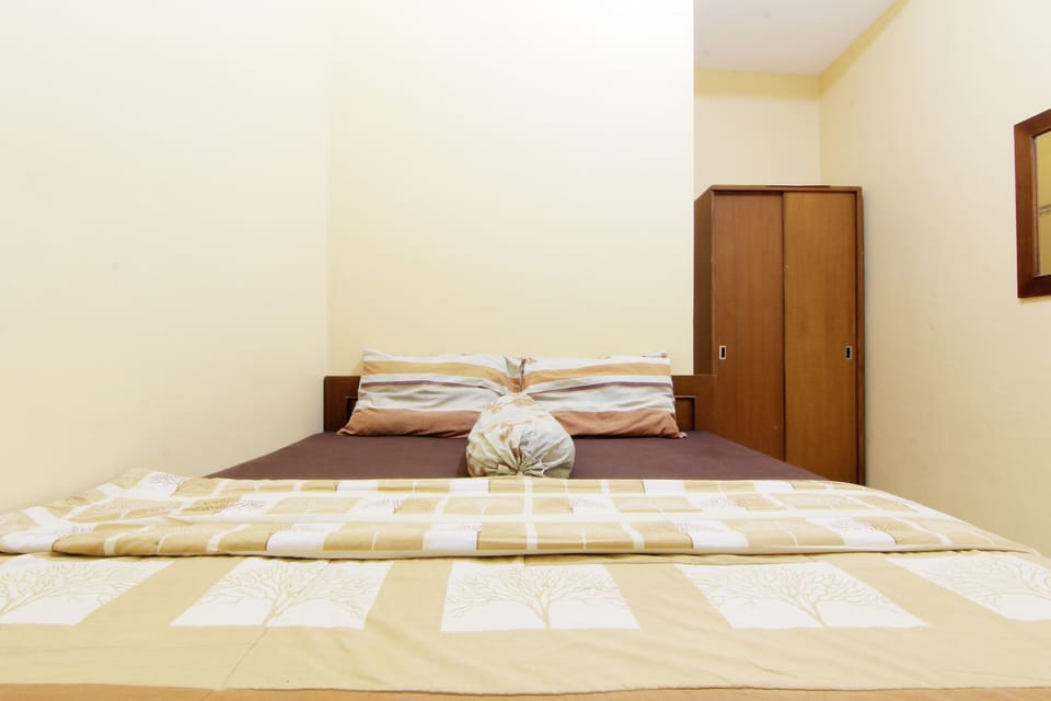 Standard Room | Hypo-allergenic bedding, desk, iron/ironing board, free WiFi