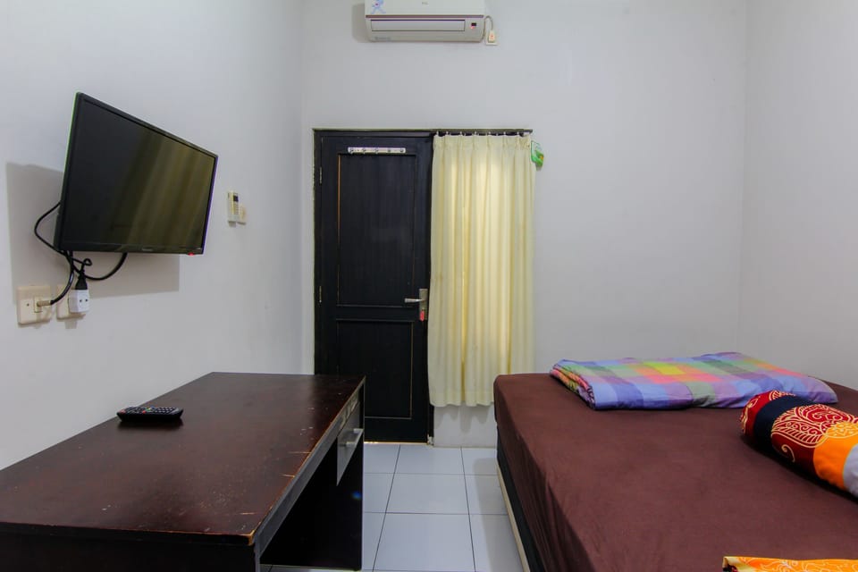 Standard Room | Hypo-allergenic bedding, desk, iron/ironing board, free WiFi