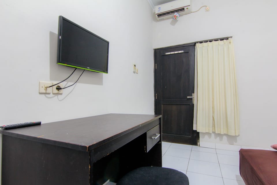 Standard Room | Television