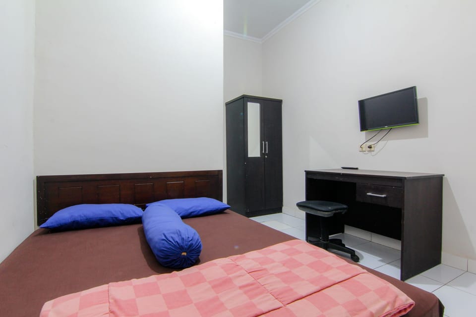 Standard Room | Hypo-allergenic bedding, desk, iron/ironing board, free WiFi